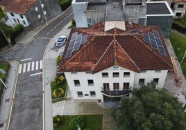 Cubierta del Consistorio con los paneles fotovoltaicos.