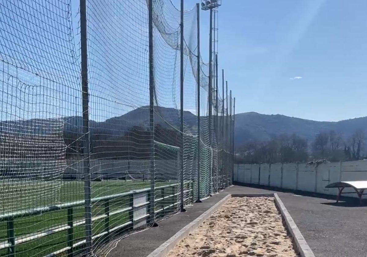 Campo de fútbol El Pilar de Guarnizo, donde se ha instalado un cajón de arena.