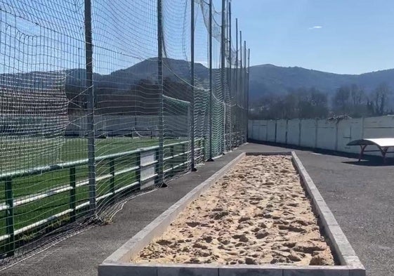 Campo de fútbol El Pilar de Guarnizo, donde se ha instalado un cajón de arena.