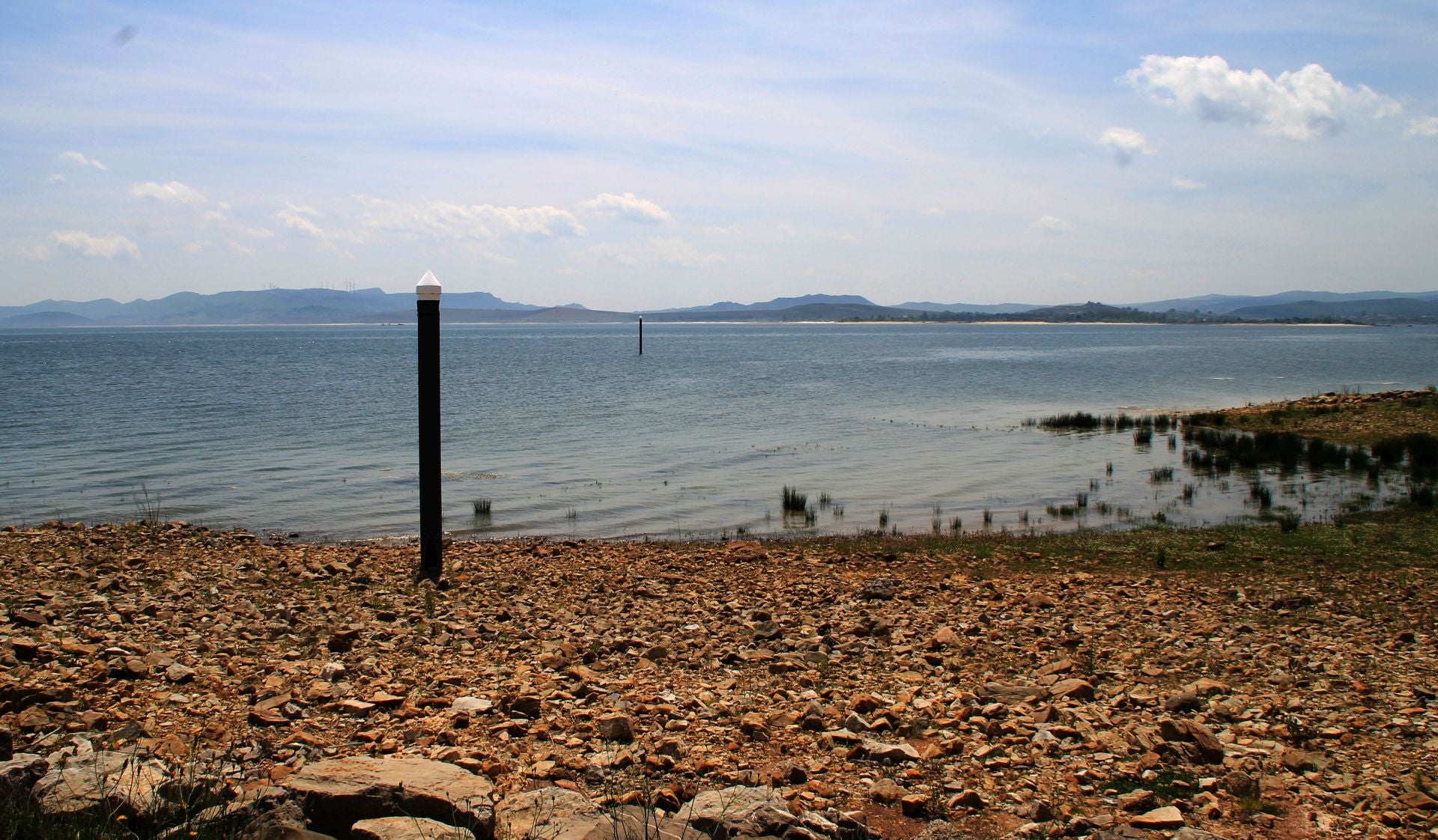 Zona donde se pretendía instalar el campo de regatas en el pantano del Ebro, con las balizas fuera.