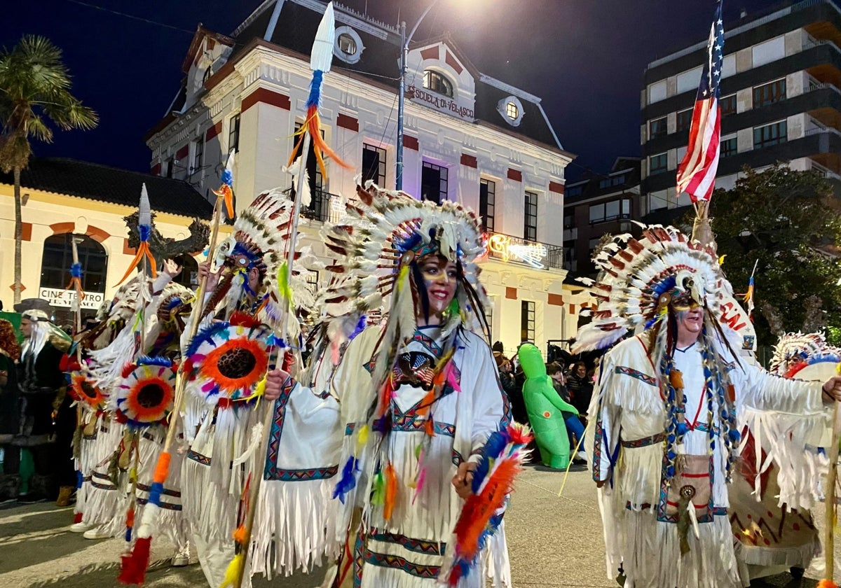 Un grupo de indios desfila en el día grande del Carnaval de Laredo.