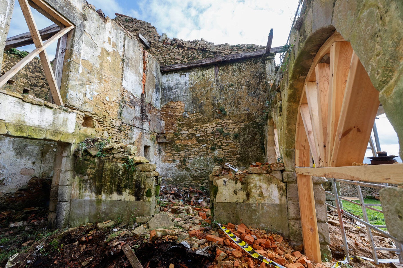 Los trabajos e carpintería se han realizado en arcos y ventanas para conservar estos elementos característicos del estilo del inmueble, también llamado palacio Quirós.