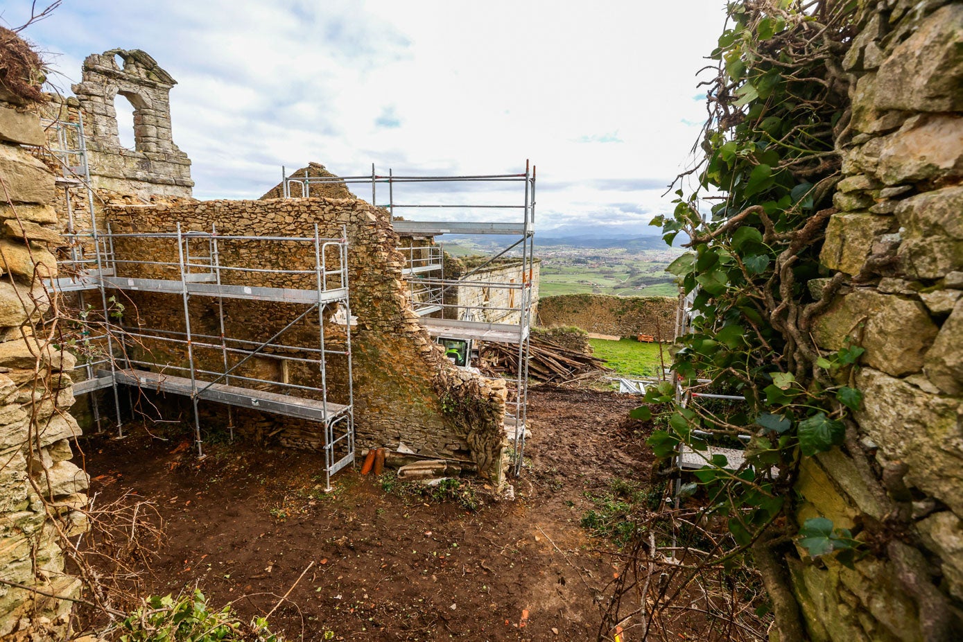 El campanario de la iglesia y las paredes apuntaladas para su reparación e integración en el proyecto del hotel de lujo. 