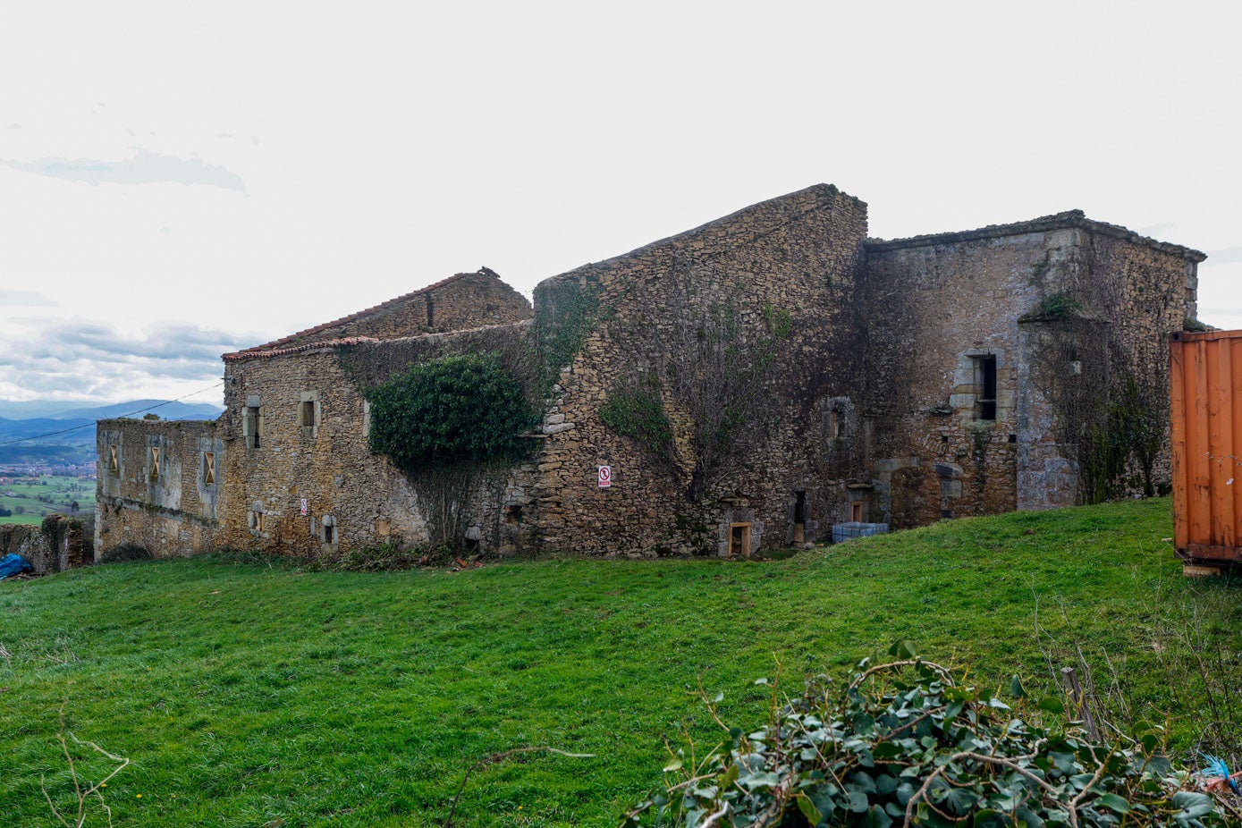 El palacio está situado en la frontera entre Puente Avíos ( Suances) y Yuso (Santillana), sus construcciones anexas están datadas entre los siglos XIII y XVIII.