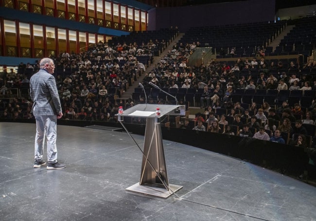 Oliveira ante los alumnos de nueve centros escolares que acudieron a su presentación.