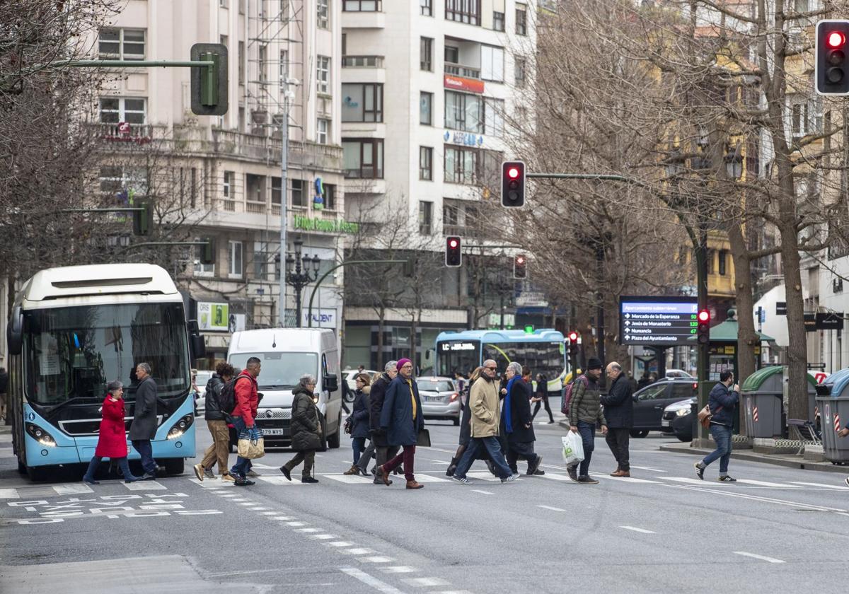 Habitantes de Cantabria cruzan en la calle Calvo Sotelo de Santander