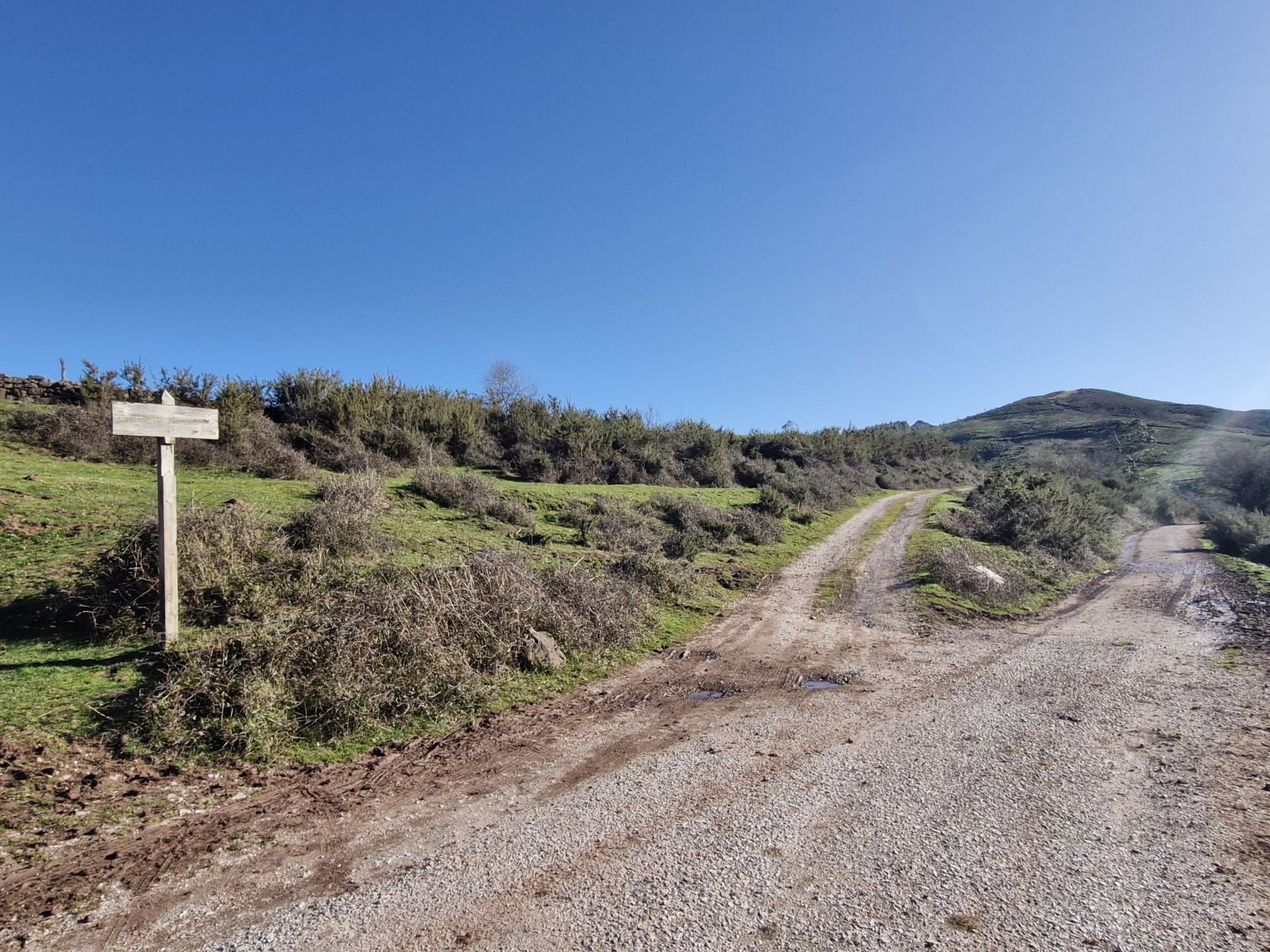 Al llegar al collado de Navardoyos, hay que seguir el camino de la derecha.