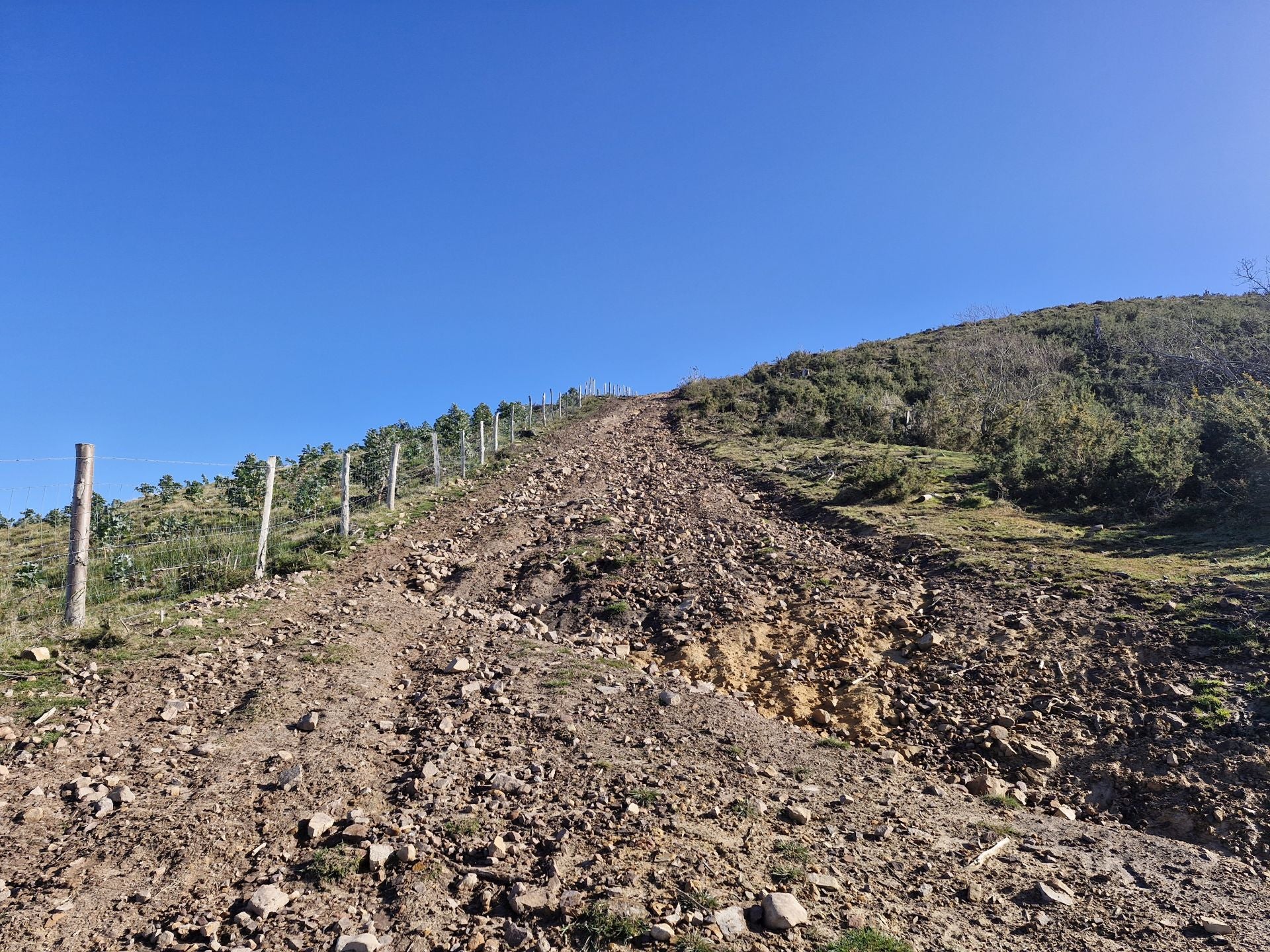 En este tramo de pista, más roto, hay que seguir al final hacia la derecha.