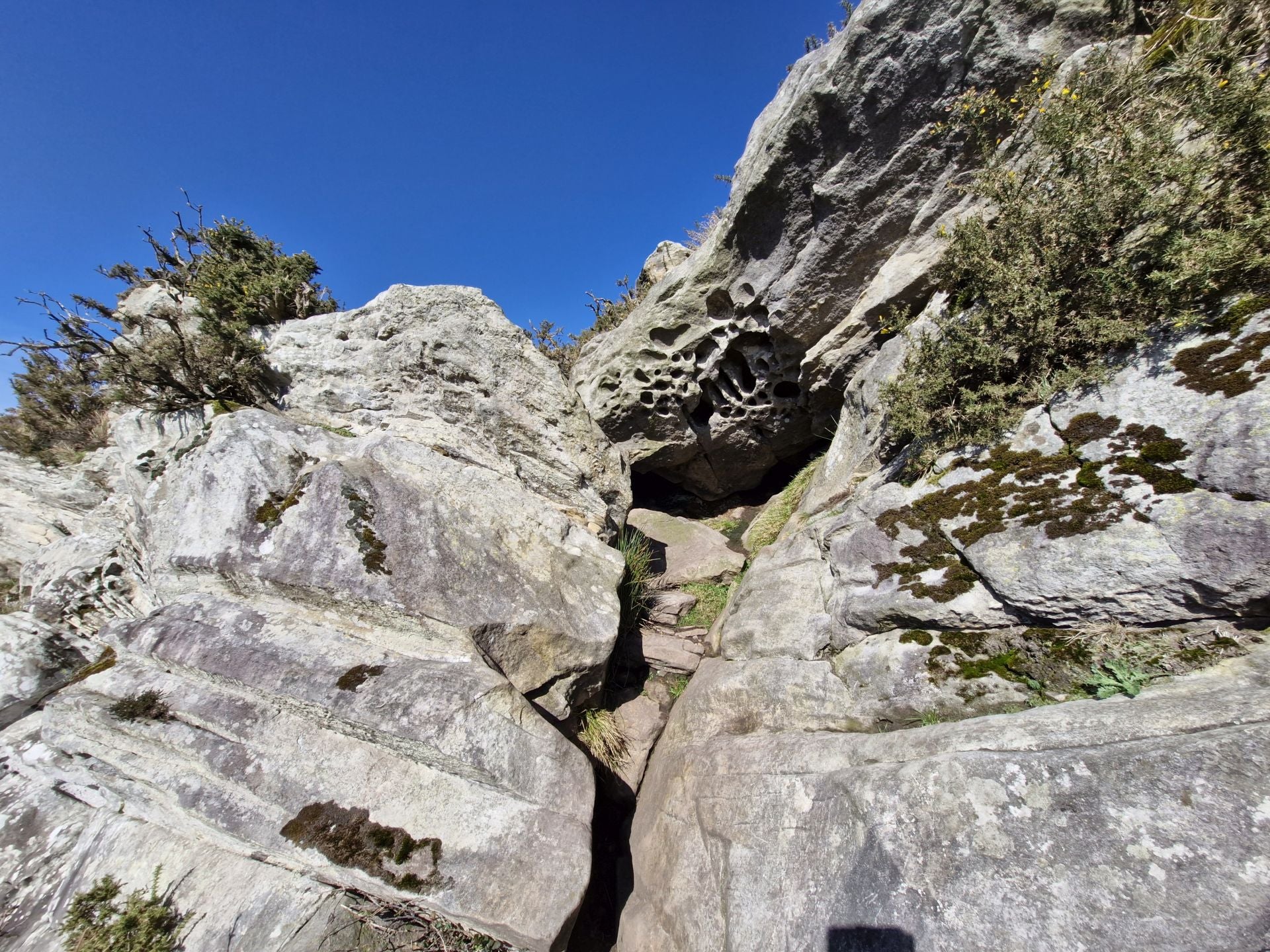 Hay que salvar este pequeño desnivel de rocas para llegar a la cima. Aunque no ofrece mayores problemas, de nuevo conviene extremar la precaución.