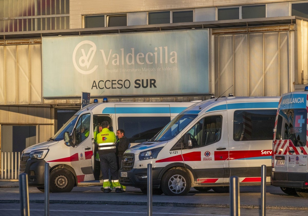 Ambulancias en el Hospital de Valdecilla.