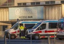 Ambulancias en el Hospital de Valdecilla.