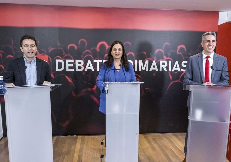 Zuloaga y Casares, al inicio del debate junto a la periodista Pilar González que ha ejercido de moderadora