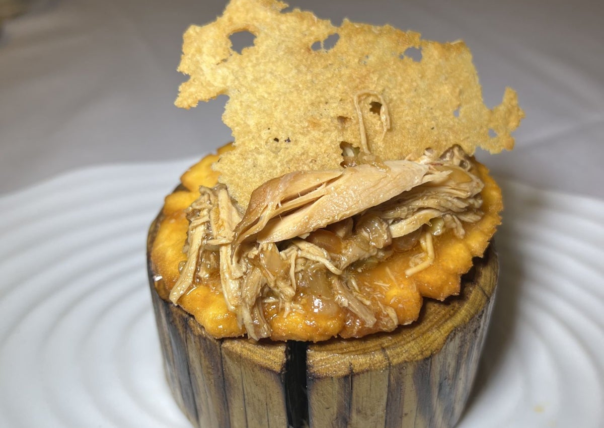 Imagen secundaria 1 - Tartar de gambón rojo y agua de tomate, pollo de corral sobre torto de maíz y crujiente y lomo asado de tudanca al carbón, algunas de las nueve propuestas. 