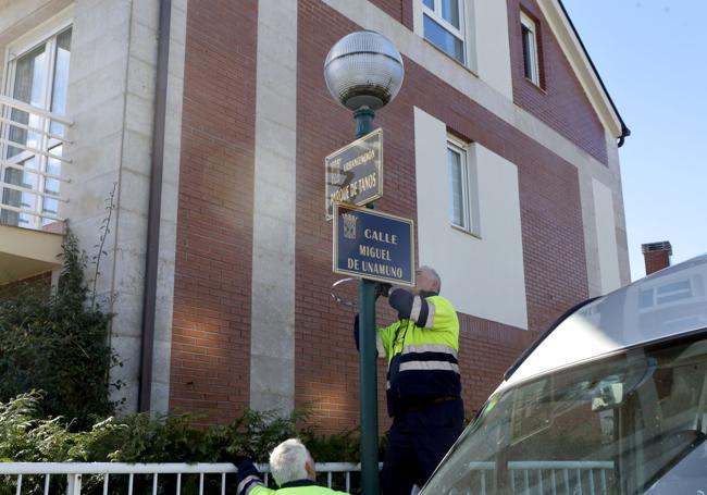 Un operario coloca una nueva placa en Tanos.