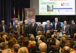 Autoridades y miembros de la Sociedad Cántabra de Escritores posan, el año pasado, con José Ramón Saiz Viadero, al que se concedió la Estela de Oro por su contribución a la literatura cántabra.