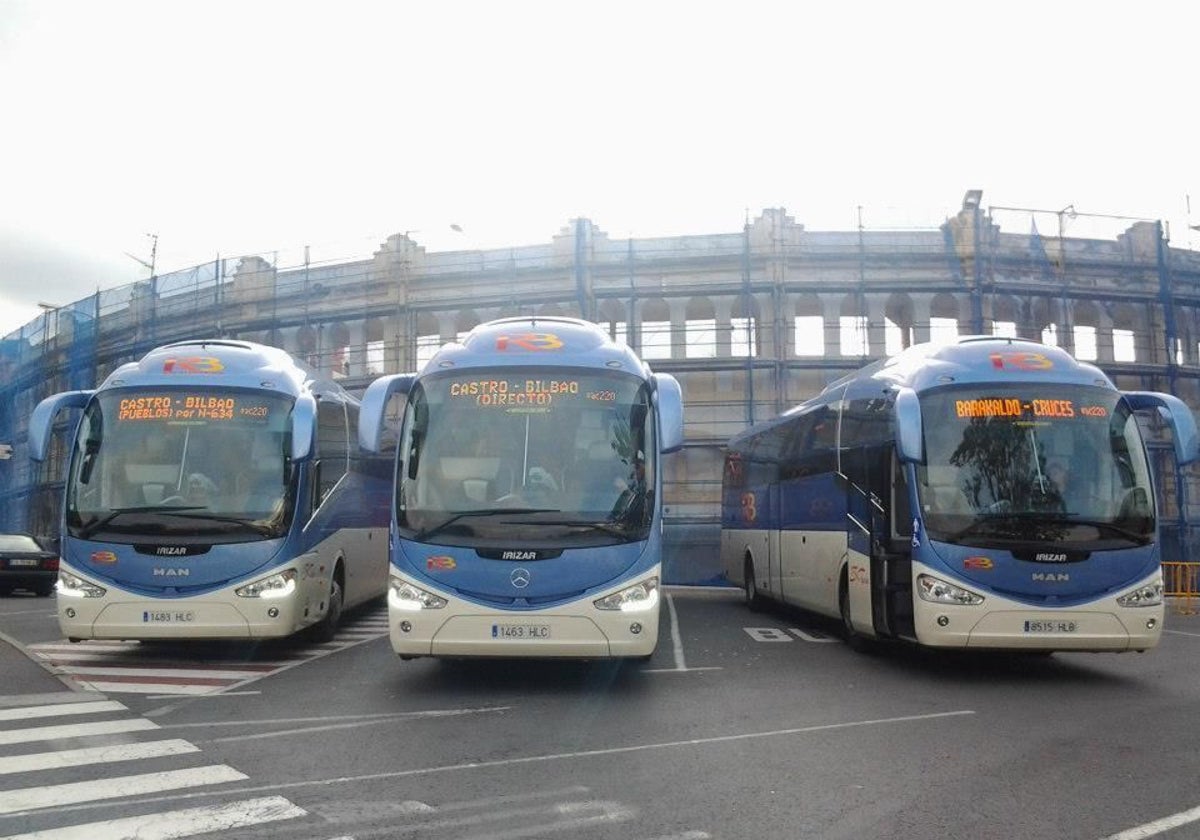 Autobuses de la empresa de transporte IRB que parten de Castro con dirección al País Vasco.