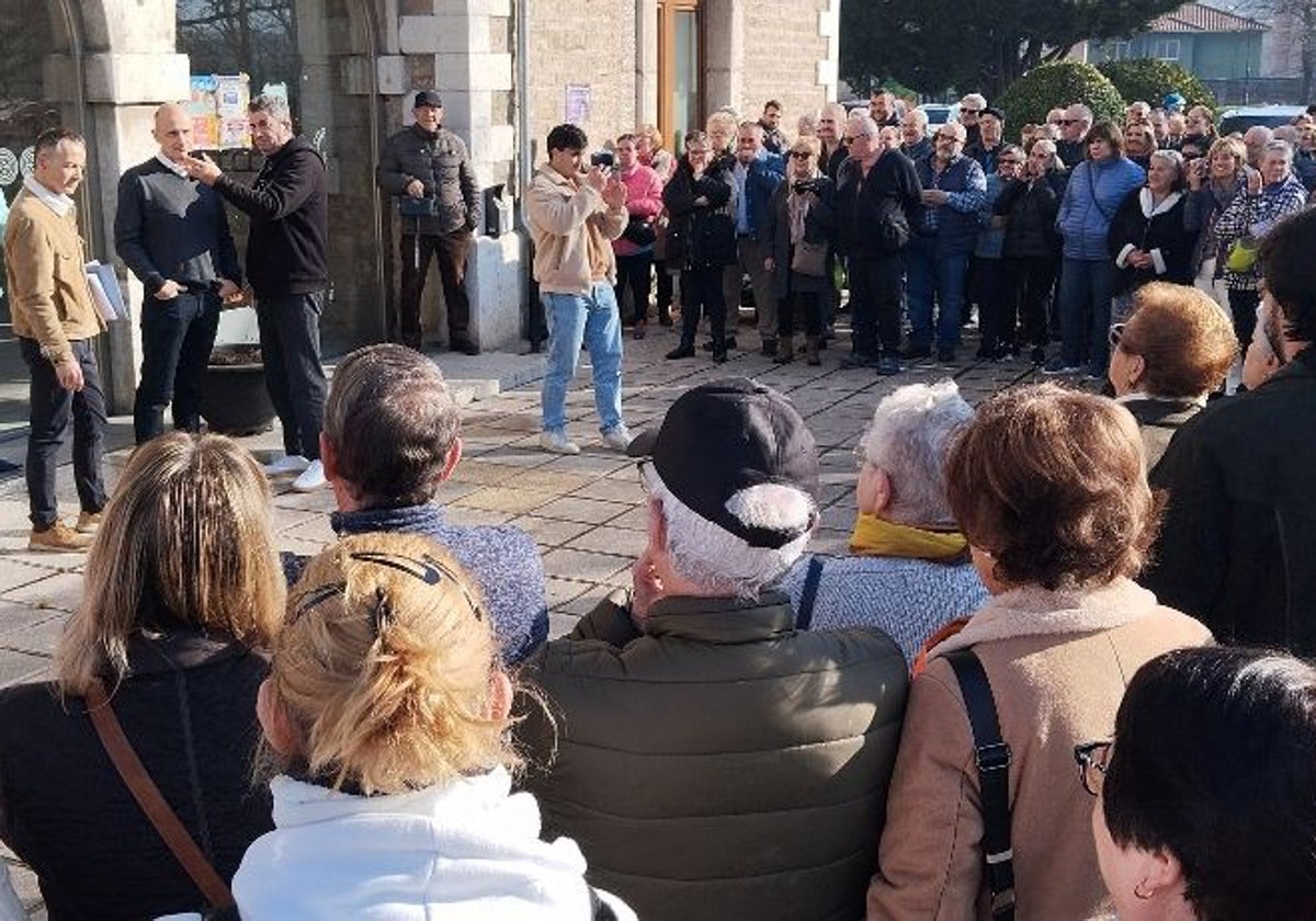 Alcalde, director de la radio y vecinos congregados en el Ayuntamiento.