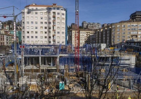 Imagen del estado actual de la obra. Los pilares del esqueleto del edificio administrativo ya son visibles.