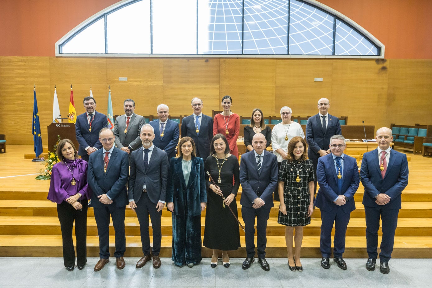 Conchi López rodeada de todo su equipo y de las autoridades, entre ellas, la presidenta autonómica, María José Sáenz de Buruaga, y el consejero Sergio Silva. 