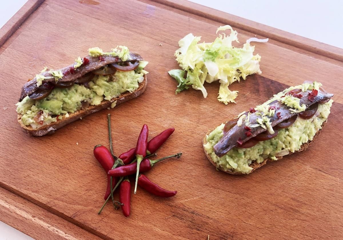 Tabla de tostas muy decorada para disfrutar de un agradable aperitivo.