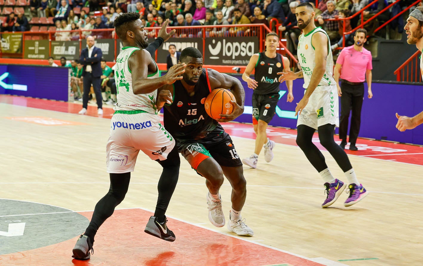 Bercy, del Alega, avanza protegiendo la pelota ante un rival del cuadro castellonense