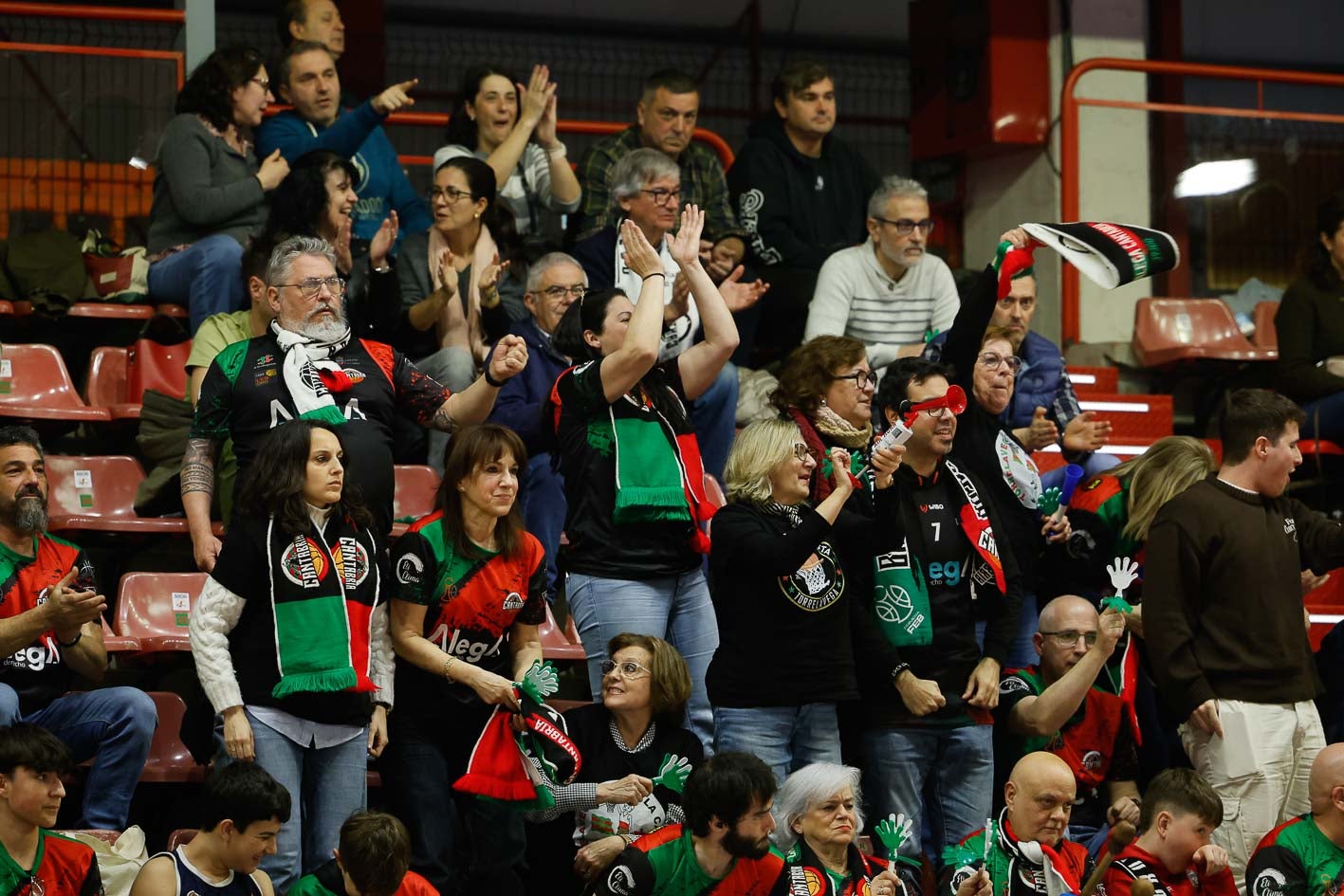 Los aficionados del Grupo Alega festejaron la vitoria de su equipo.