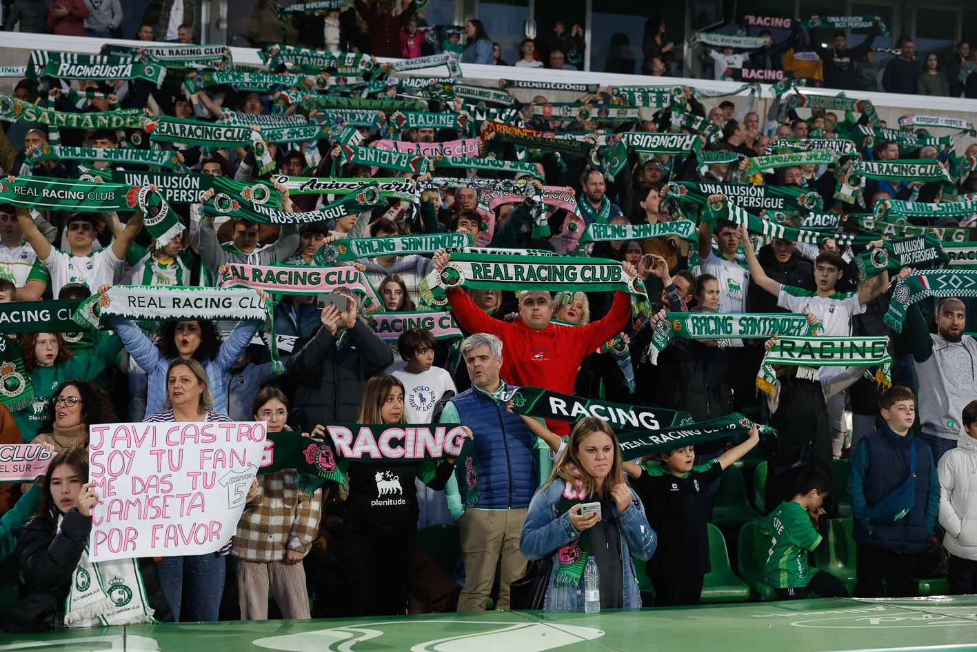 La Fuente de Cacho sonó en el estadio mientras el público sostenía en alto las bufandas