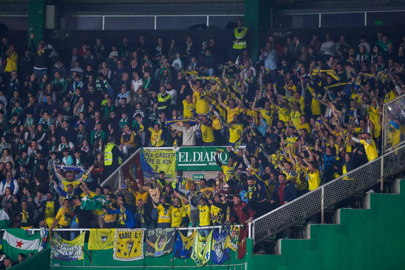 Un buen número de aficionados cadistas presenciaron la victoria de su equipo en El Sardinero. 