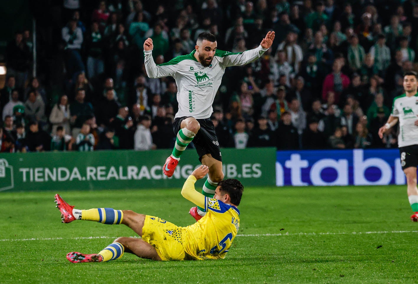 Rober González salta para evitar a un rival del Cádiz