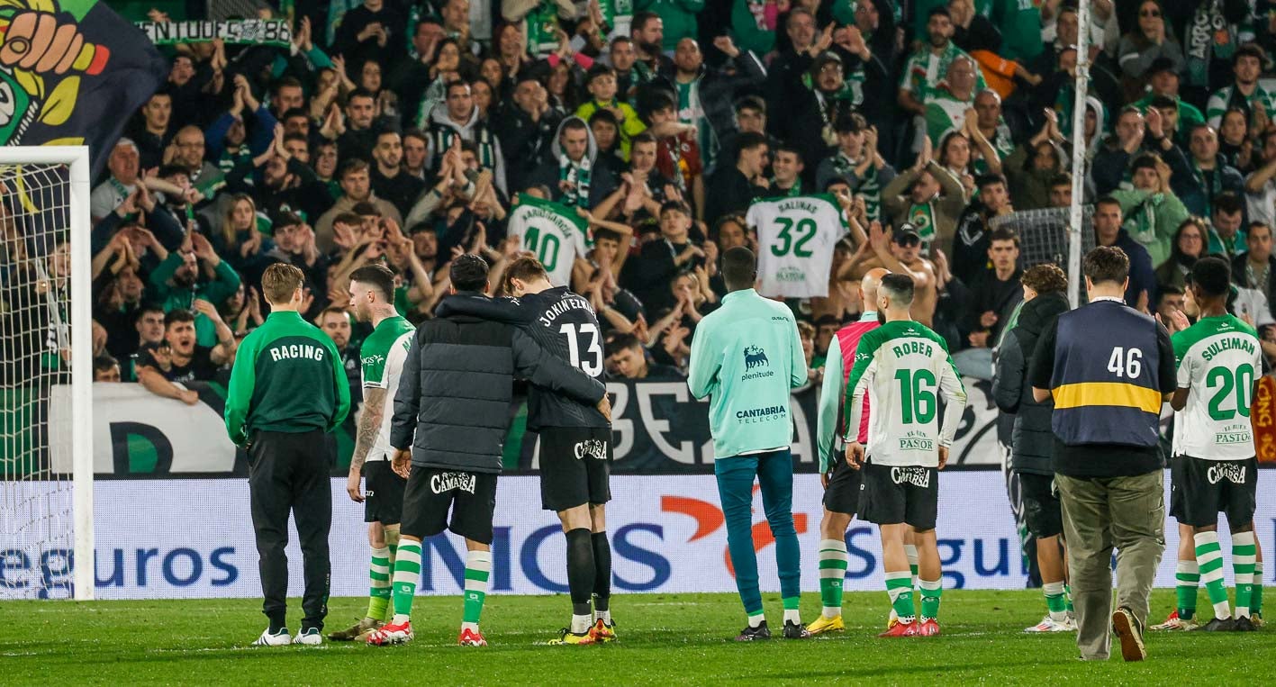 Los jugadores del Racing saludan a la afición tras la derrota