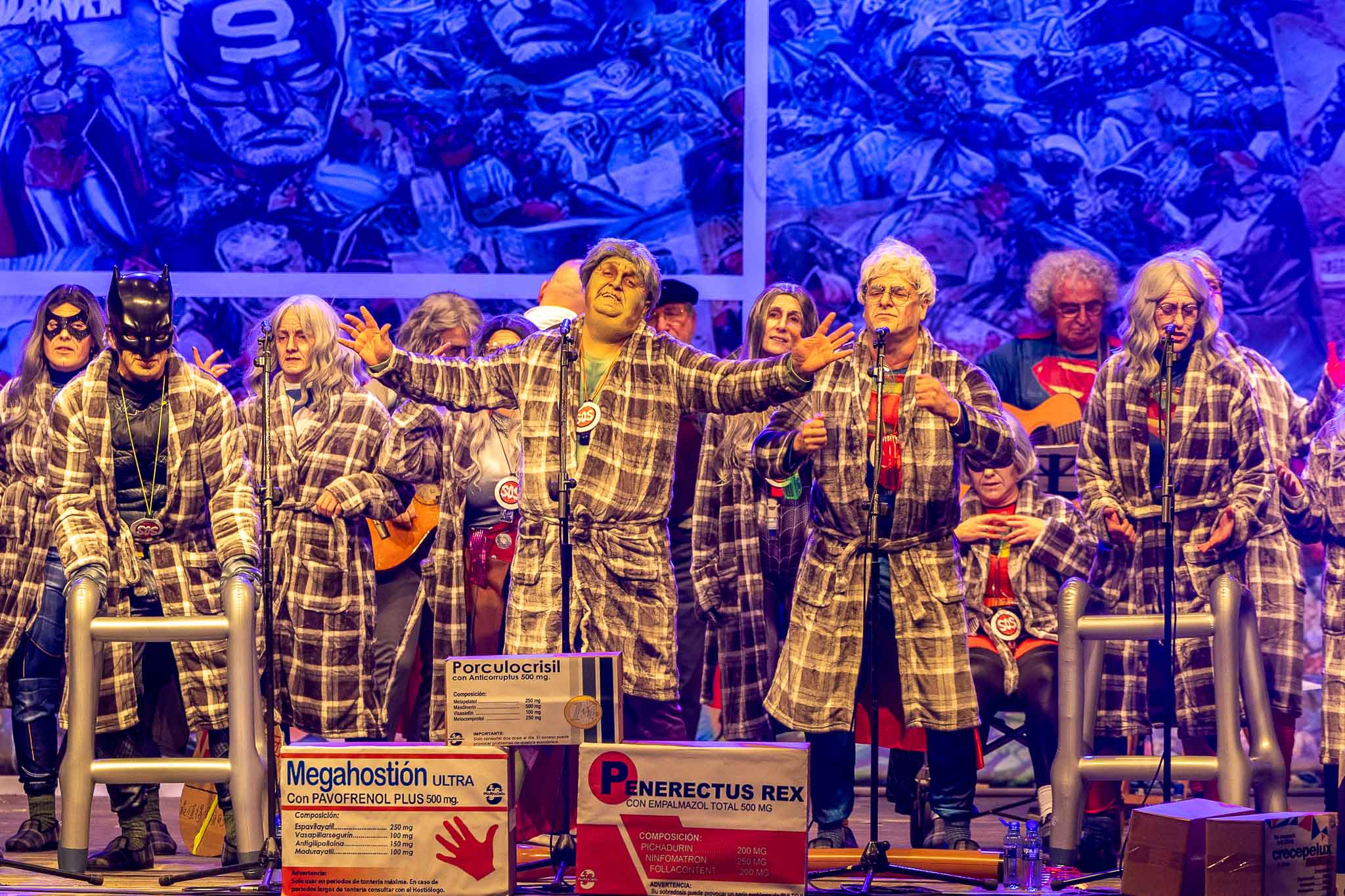 Los integrantes se presentaron en batas antes de mostrar los disfraces de personajes de ficción. 