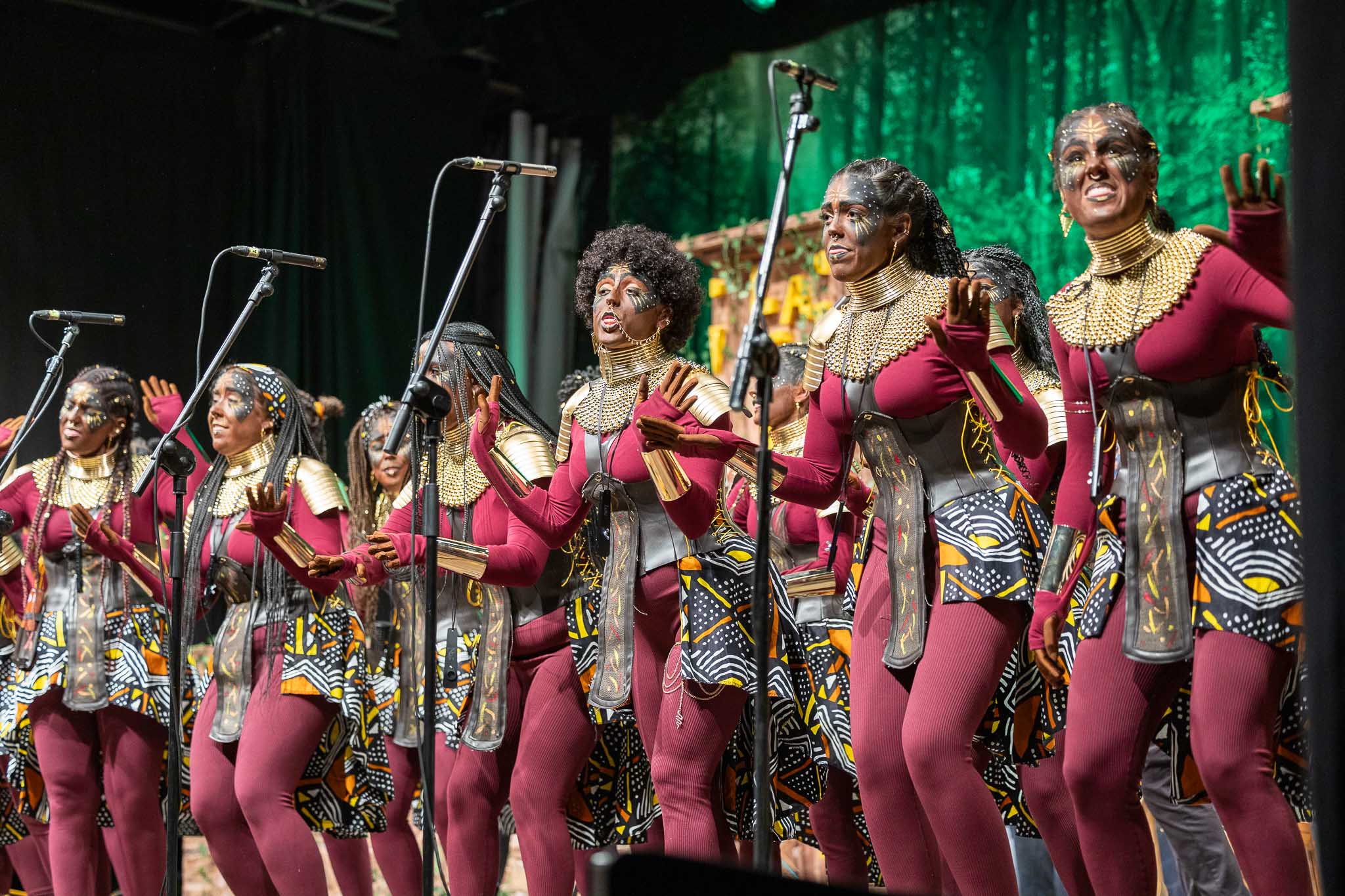 Estas guerreras africanas salieron a escena con un traje y un maquillaje cuidado al detalle. 