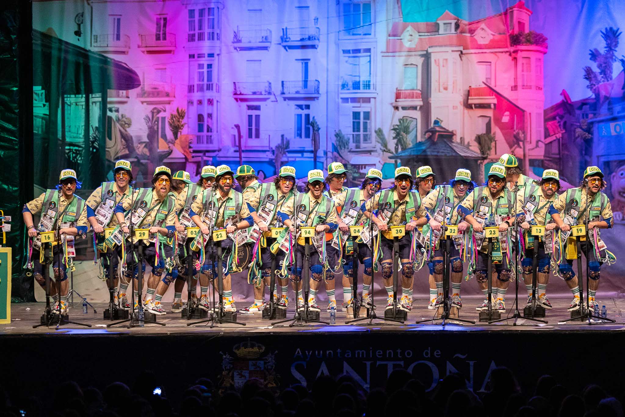 Los componentes imitaron a un vendedor de cupones santoñés que va siempre con su patinete por las calles.