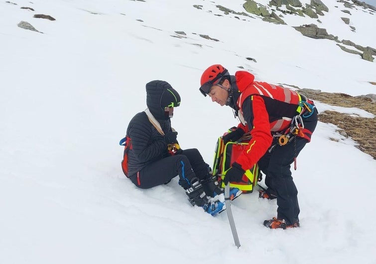 Evacuado en helicóptero un esquiador con luxación de hombro en Alto Campoo