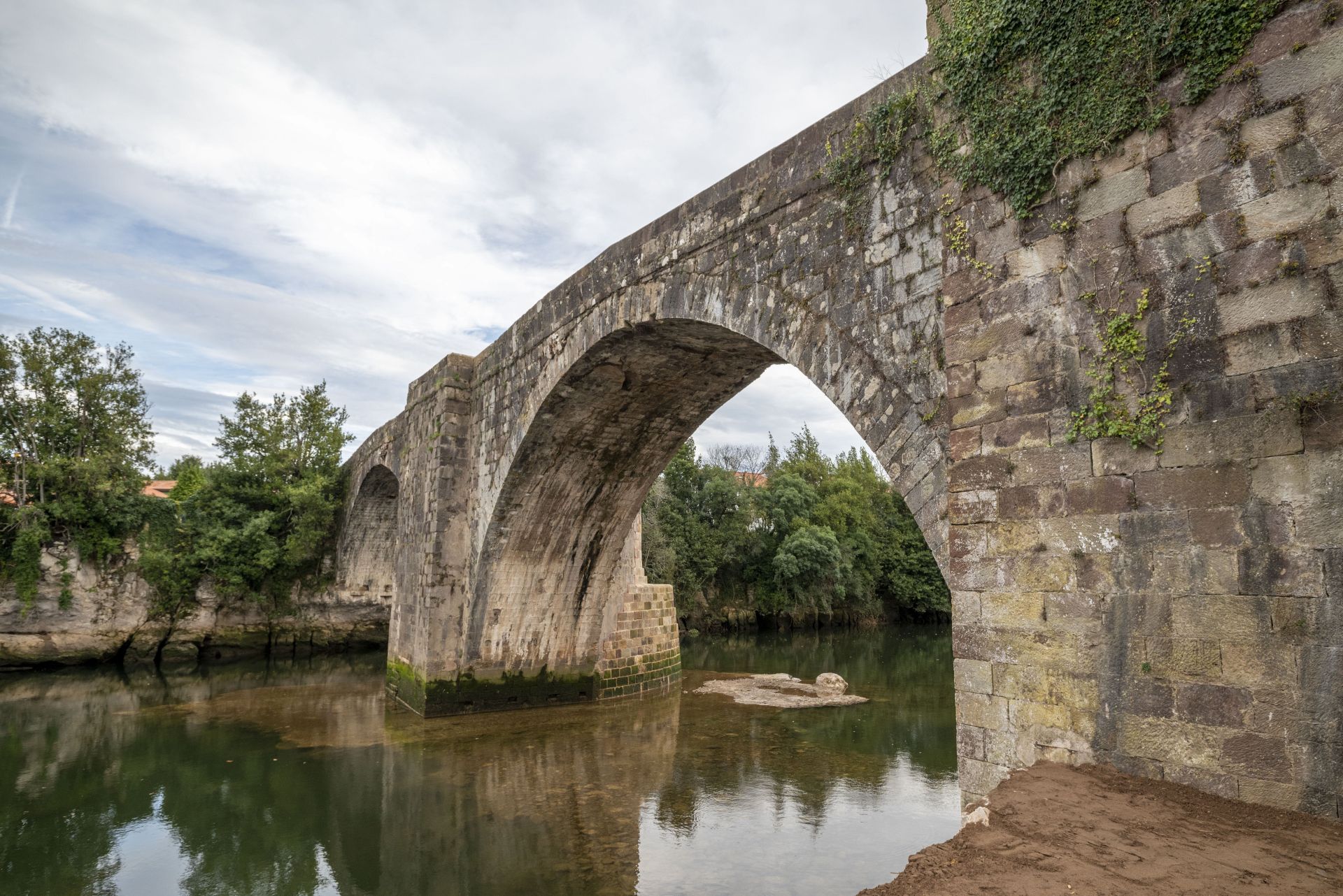 El histórico puente de Oruña, sobre el río Pas, que une la localidad con Arce.