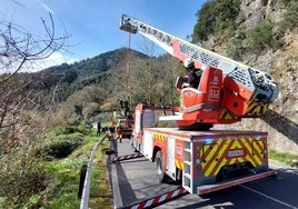 El motorista cayó por una zona de terraplén con bastante vegetación junto a la carretera.