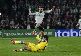 Rober González salta por encima de Chust en el partido de ayer en los Campos de Sport.