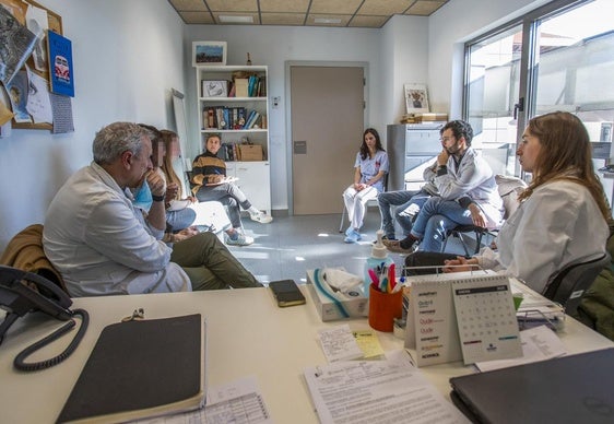 A la izquierda, Gómez del Barrio, coordinador de la Unidad de Trastorno de Conducta Alimentaria, e integrantes del equipo, en una entrevista con pacientes.