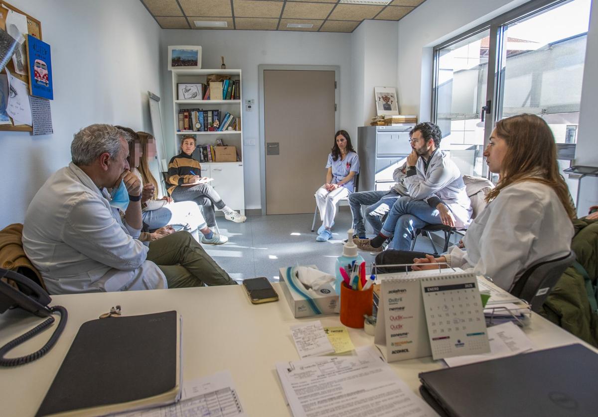 A la izquierda, Gómez del Barrio, coordinador de la Unidad de Trastorno de Conducta Alimentaria, e integrantes del equipo, en una entrevista con pacientes.