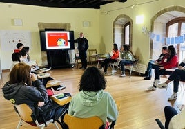 Jóvenes participantes en el proyecto asisten a uno de los cursos.