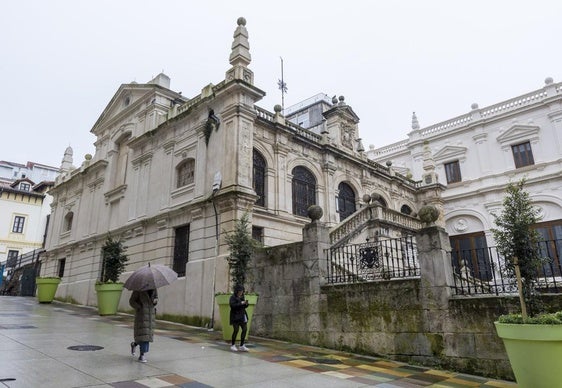 El edificio histórico que alberga el legado del erudito, en una imagen tomada el pasado viernes, a la espera de continuar la rehabilitación.