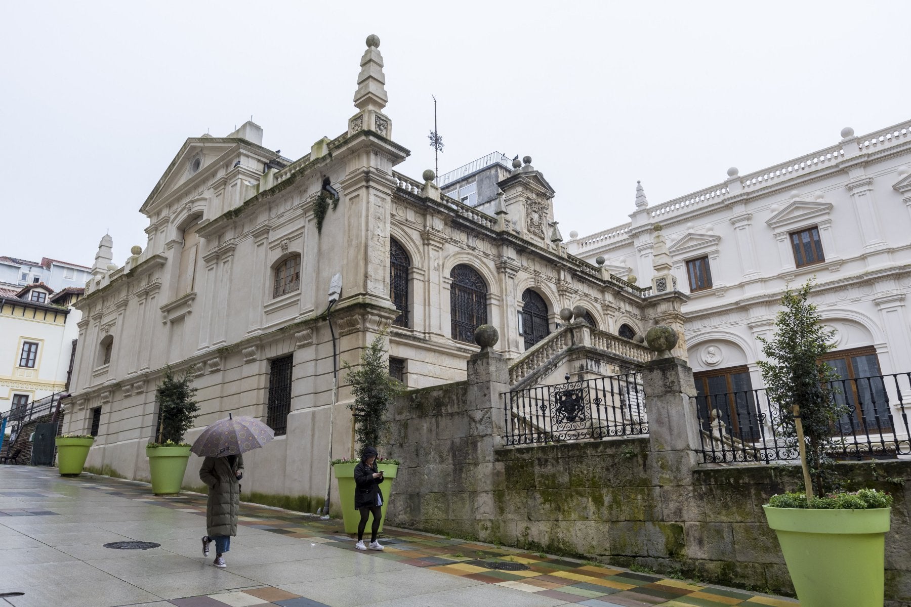 El edificio histórico que alberga el legado del erudito, en una imagen tomada el pasado viernes, a la espera de continuar la rehabilitación.