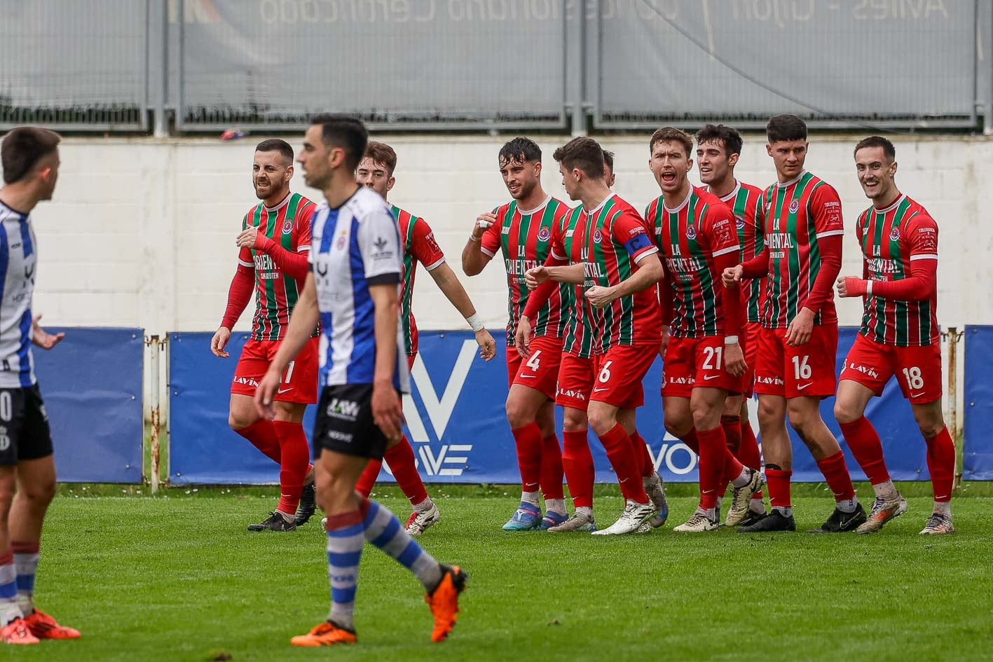 Los jugadores de la Gimnástica festejan el primer tanto ante el Avilés.