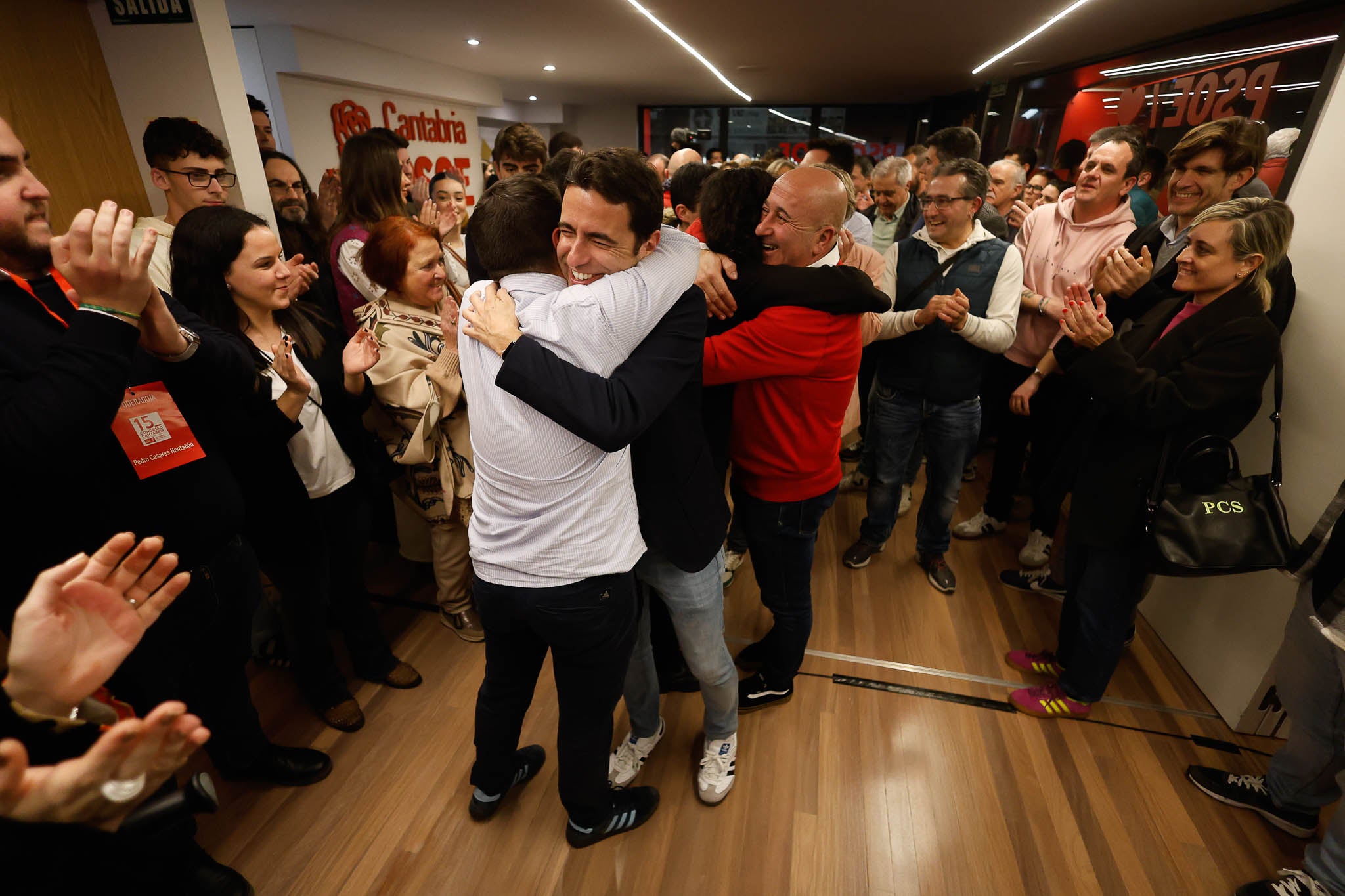 Intensos momentos de alegría, Casares recibe el abrazo de uno de los militantes socialistas.