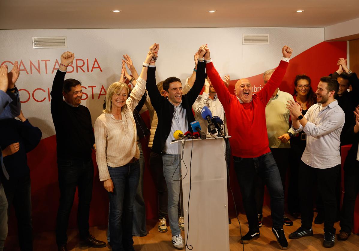 Casares celebra la victoria flanqueado por la alcaldesa de Castro, Susana Herrán, y el regidor de Cartes, Agustín Molleda