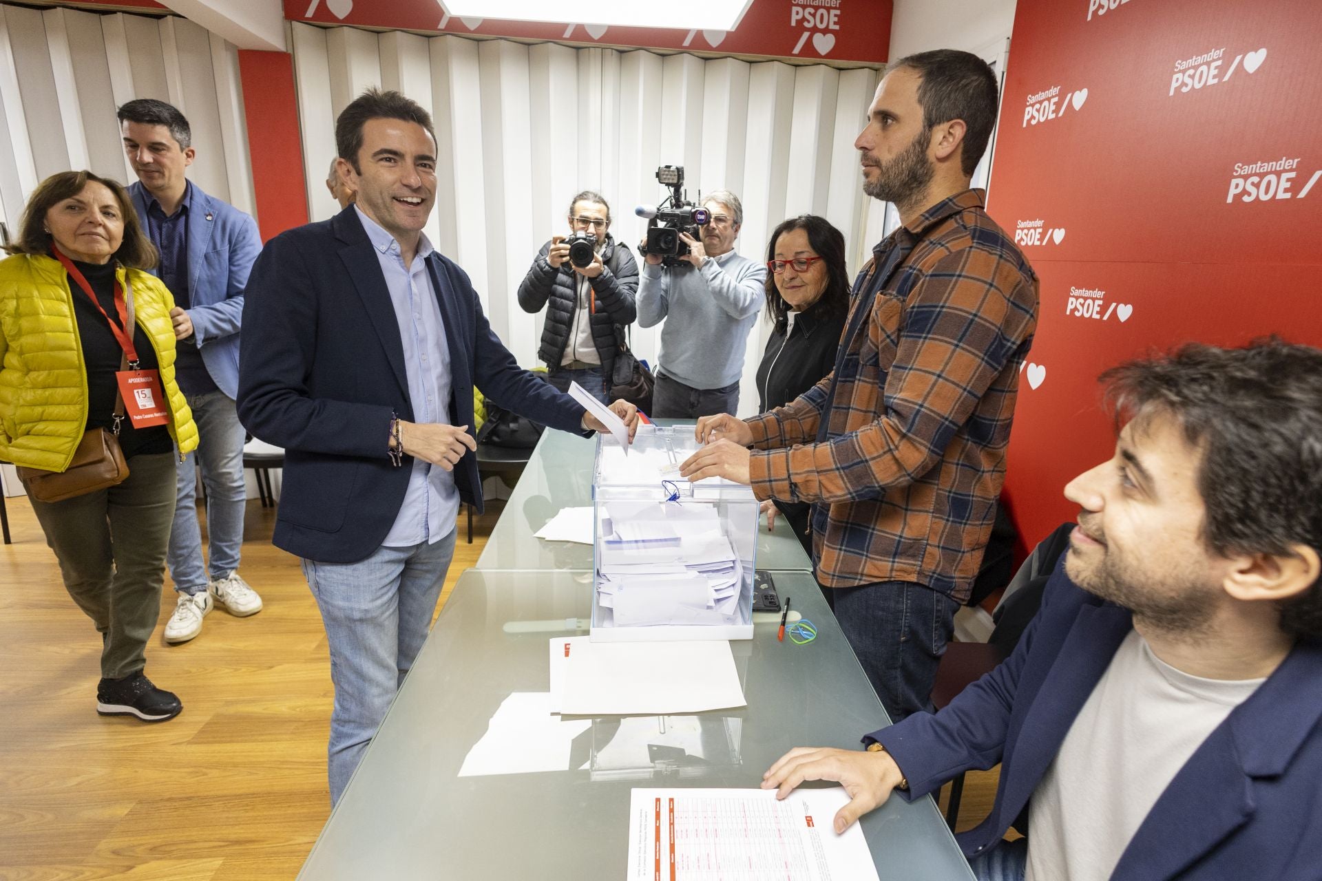 En la mañana, momento en el que Pedro Casares votó.