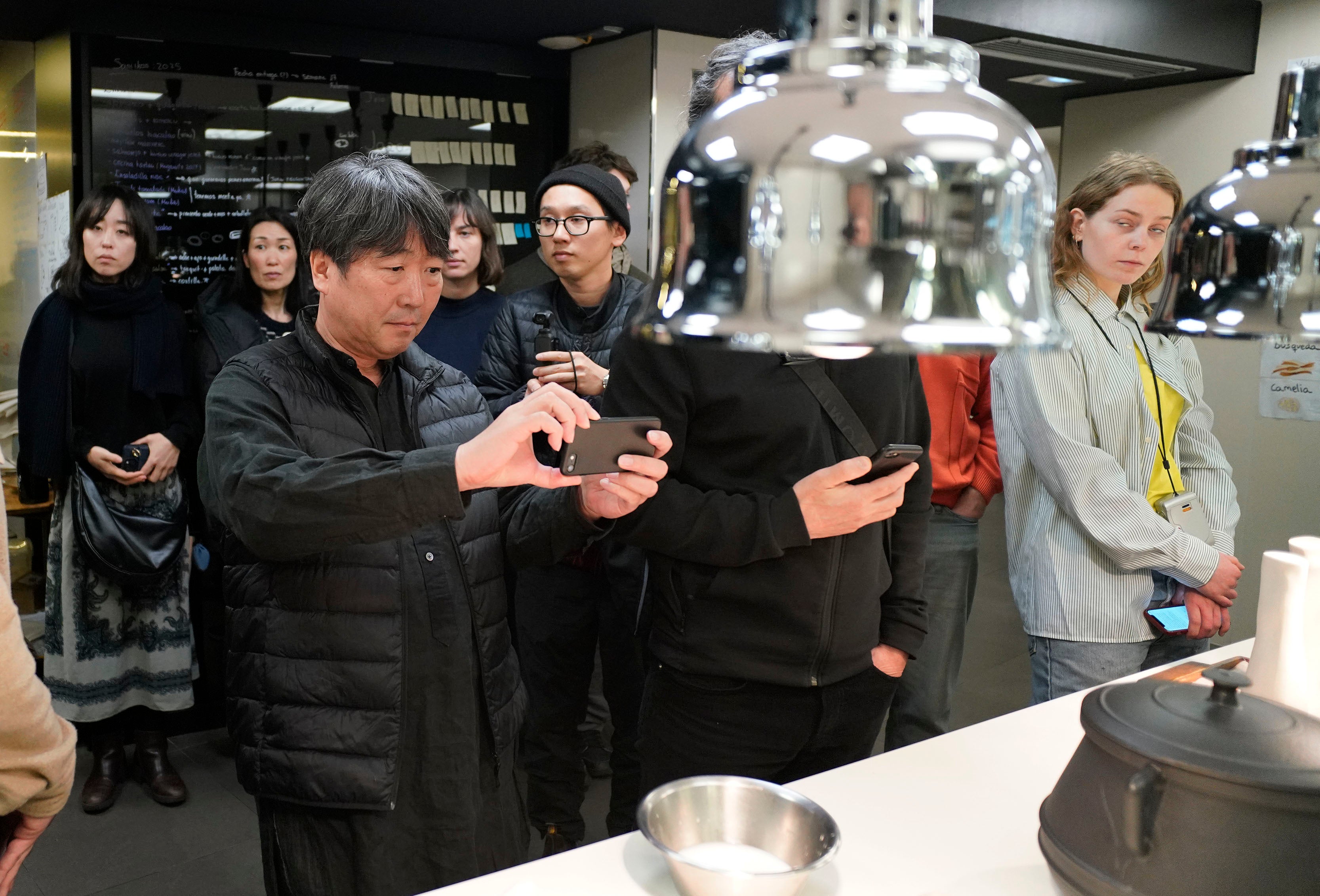 El artista japonés Shimabuku fotografía algunos de los elementos en la cocina de Mugaritz.