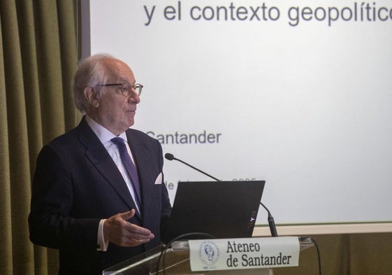 El presidente del Círculo de Empresarios, Juan María Nin Génova, en su intervención en el Ateneo.