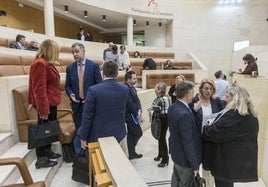 Los diputados regionales charlan antes del inicio de la sesión plenaria celebrada este lunes.