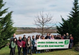 Participantes en la ruta reivindicativa para acelerar la protección de la ría San Martín.